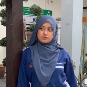 Amna, Babysitter in Klang