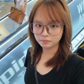 Rachel, Babysitter in Klang
