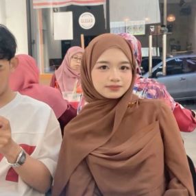 Azzulaikha, Pengasuh di Karangan