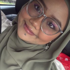 Dina, Babysitter in Klang