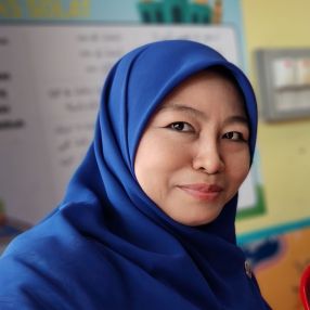 Fitri, Pengasuh di Banting