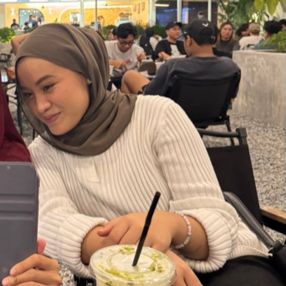 Aliah, Babysitter in Dengkil