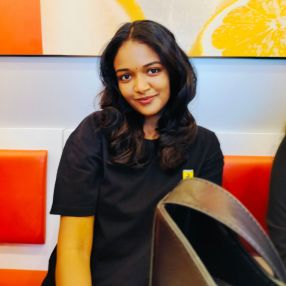 Sabrina, Pengasuh di Rantau