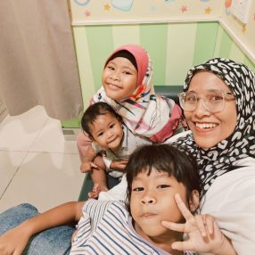 Tasha, Keluarga di Lumut