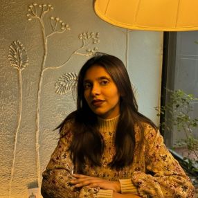 Farhana, Pengasuh di Nilai