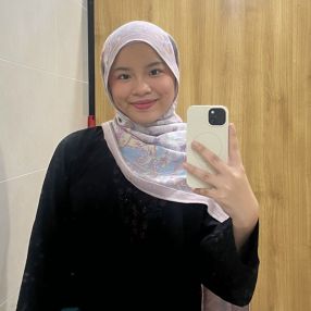 Dinie, Pengasuh di Bandar Baru Bangi