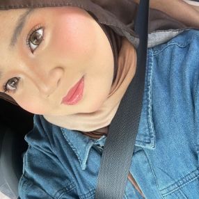 Amira, Pengasuh di Jenjarom