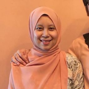 Nur Shariani, Pengasuh di Pasir Gudang
