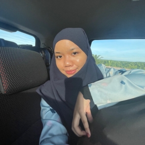 Adilah, Pengasuh di Pekan Nanas