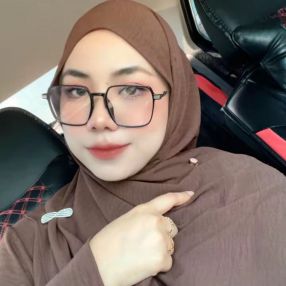 Lyana, Pengasuh di Pasir Mas