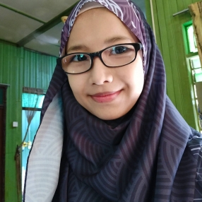 Nur, Babysitter in Kampung Raja