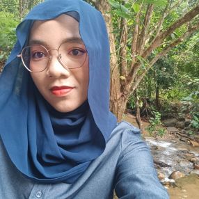 Lily, Pengasuh di Klang