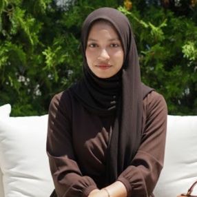 Nor, Babysitter in Batu Maung