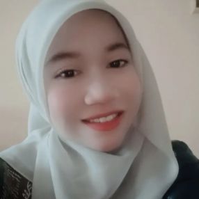 Nur `Izzati, Pengasuh di Parit Raja