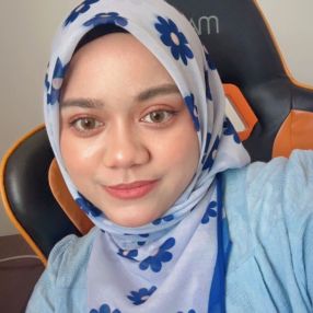 Nur, Pengasuh di Kluang