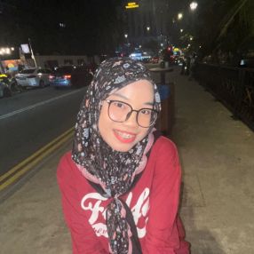 Aleeya, Pengasuh di Senai