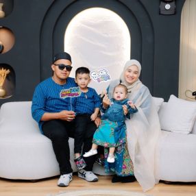 Cikk, Family in Kuala Lumpur
