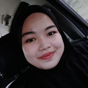 Elleya, Pengasuh di Karangan