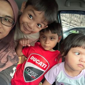 Anis amira, Keluarga di Kangar