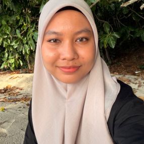Afisyah, Pengasuh di Balik Pulau