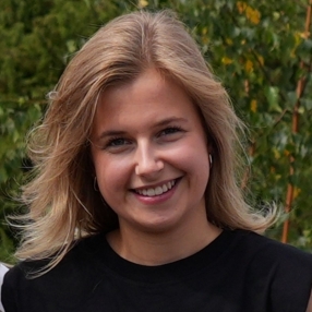 Bente, Babysitter in Goor