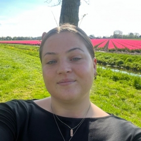 Rosa, Oppas in Naarden