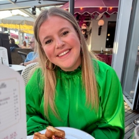Tess, Babysitter in Rijnsburg