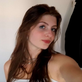 Eva, Babysitter in Zwaag