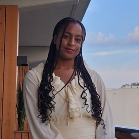 Damilola, Babysitter in Krommenie