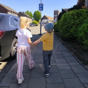 Dana, Gezin in Strijen