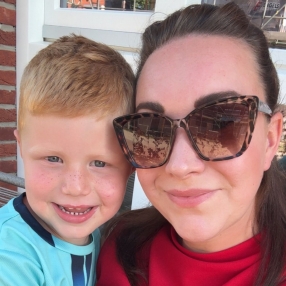 Mandy, Gezin in Herveld