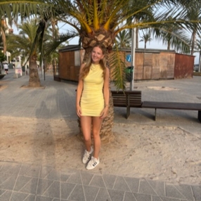 Esmee, Babysitter in Haren