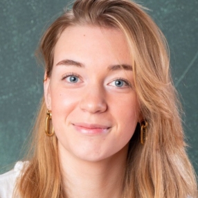 Lara, Oppas in Voorst