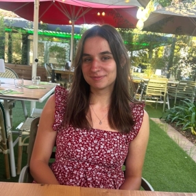 Yenthe, Babysitter in Cadier en Keer