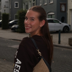 Ashley, Oppas in Roermond