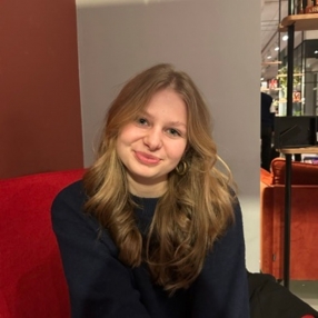 Loes, Babysitter in Oldenzaal