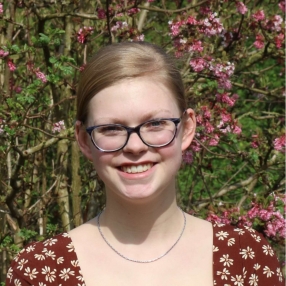 Julia, Babysitter in Spanbroek
