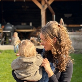Rhodé, Oppas in Huizen