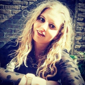 Eline, Babysitter in Terneuzen