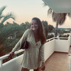 Nicci, Babysitter in Putten