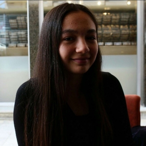 Aybüke, Oppas in Ijmuiden