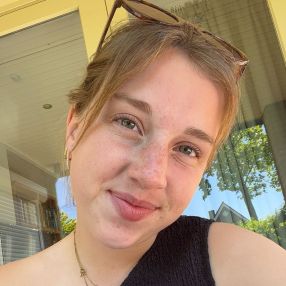 Froukje, Oppas in Genderen