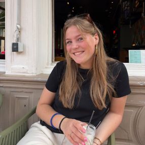 Benthe, Babysitter in Barneveld