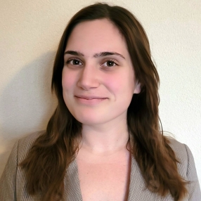 Emma, Babysitter in Voorschoten