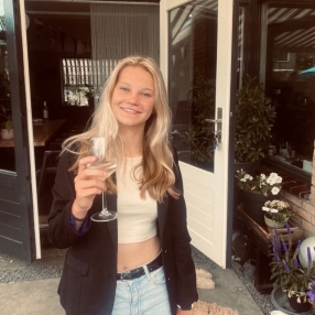 Esmee, Oppas in Hillegom