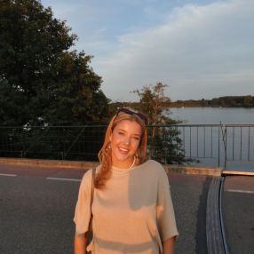 Lotus, Babysitter in Reeuwijk