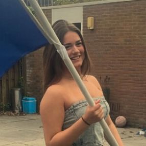 Anniek, Babysitter in Drachten