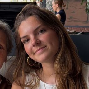 Evie, Babysitter in Voorschoten