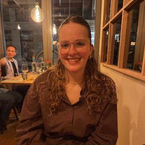 Eline, Babysitter in Marum