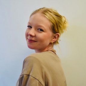 Elle, Babysitter in Joure